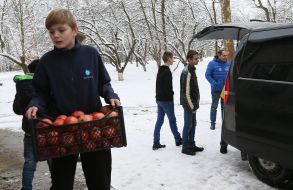 The pupil of the boarding school has a fruit box
