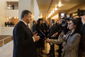Petro Poroshenko talks to journalists