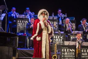 Петер Пейкер в костюмі Санта Клауса