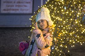 The girl is photographed in the New Year's illumination