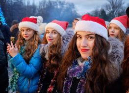 Девушки в шапках Деда Мороза