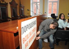 A poster with the inscription "Poroshenko, you will not throw it all!"