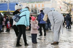 Люди на Софийской площади