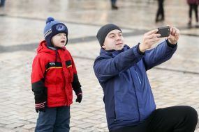 Чоловік з дитиною роблять селфі