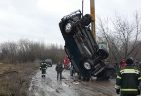 Raise a car from a flooded quarry