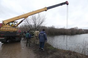 Raise a car from a flooded quarry