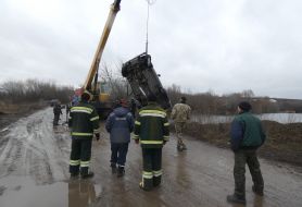 Raise a car from a flooded quarry