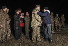 Президент встретил освобожденных из плена украинцев