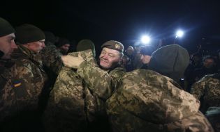 Президент встретил освобожденных из плена украинцев