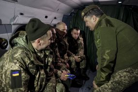 Президент встретил освобожденных из плена украинцев