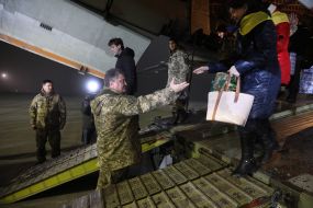 Петр Порошенко с украинскими военными, освобожденными из плена