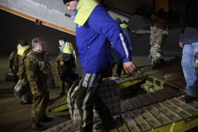 Петр Порошенко с украинскими военными, освобожденными из плена