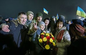 Родственники встречают украинских военных, освобожденных из плена