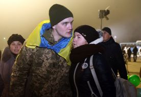 Родственники встречают украинских военных, освобожденных из плена
