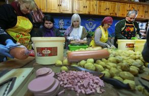 Preparation of salad olivier