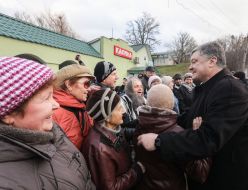 Petro Poroshenko communicates with the inhabitants of the village Okny