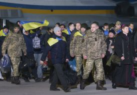 Родственники встречают украинских военных, освобожденных из плена