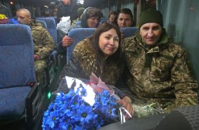 Родственники встречают украинских военных, освобожденных из плена