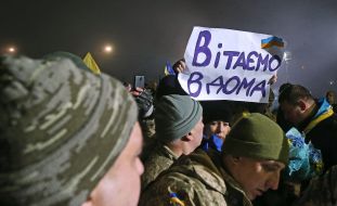 Родственники встречают украинских военных, освобожденных из плена
