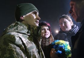 Родственники встречают украинских военных, освобожденных из плена