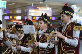 Участники флешмоба "Рождественские мировые хиты"