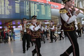 Участники флешмоба "Рождественские мировые хиты"