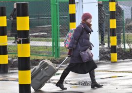 Девушка с чемоданом на пункте пропуска "Гоптовка"