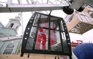 Люди в костюмах Санта-Клаусов