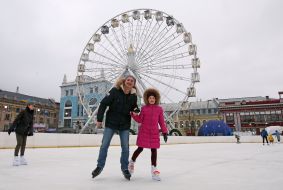 Люди катаются на катке