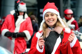 Девушка в костюме Санта-Клауса