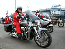 Праздничный мотопробег Санта-Клаусов и Снегурочек