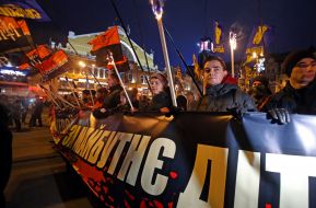 Учасники смолоскипної ходи