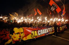 Учасники смолоскипної ходи