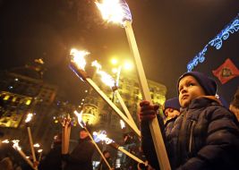 Учасники смолоскипної ходи