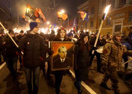 Учасники смолоскипної ходи