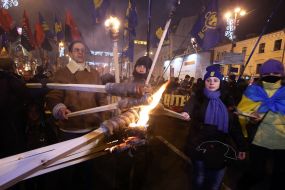 Учасники смолоскипної ходи