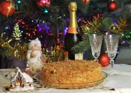 Игристое вино и торт Наполеон