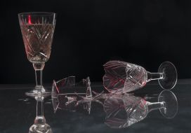 Разбитый бокал и бокал с шампанским