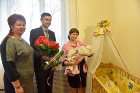 Roman Omeljanovich congratulated the young mother with the birth of her daughter