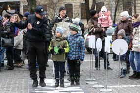 The policeman tells children the traffic rules
