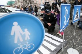 The policeman tells children the traffic rules