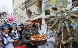 Андрій Садовий пригощає людей пампушками