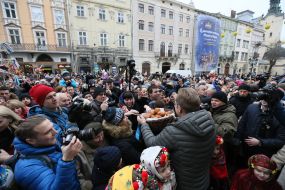 Андрій Садовий пригощає людей пампушками