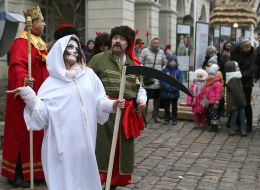 Девушка в костюме смерти с косой