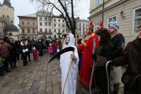 Девушка в костюме смерти с косой