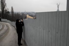 А fence in place of scandalous construction