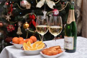 Шампанское и фрукты на столе