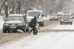 Женщина с ребенком переходят через дорогу 