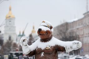 Заснеженная скульптура медведя