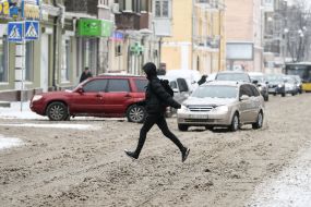 Молодой человек переходит через дорогу 